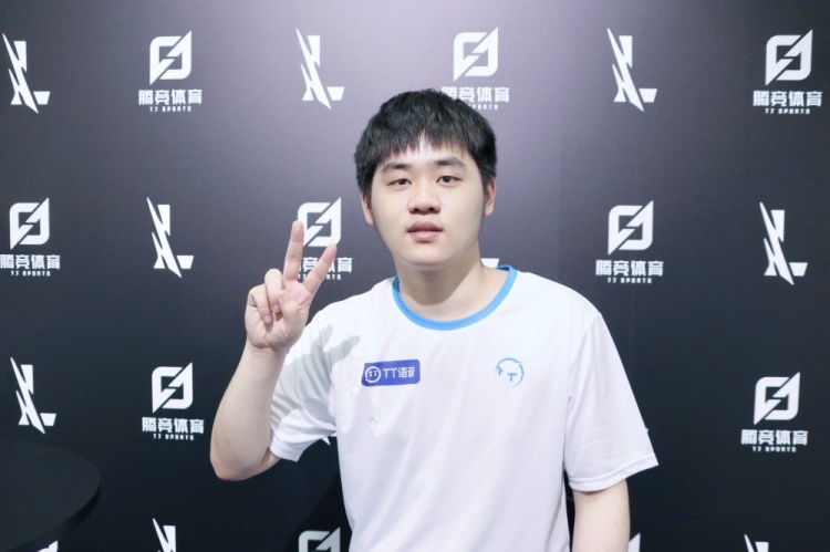 澳大利亚队进入“大莲花”踩场，备战对阵中国队的比赛.